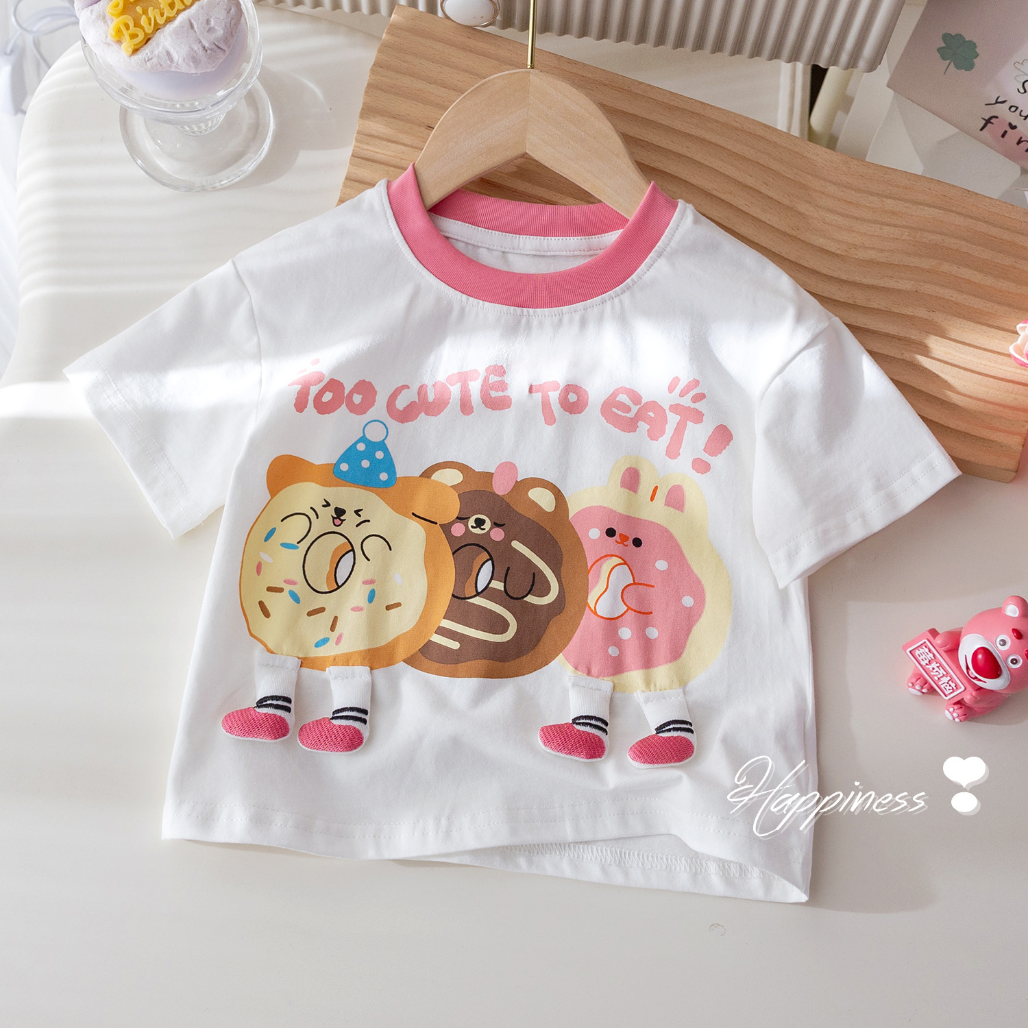 女の子の夏の半袖のtシャツのかわいい漫画のプリントの立体の人形の半袖のベストの赤ちゃんの洋気は色の上着にぶつかります。