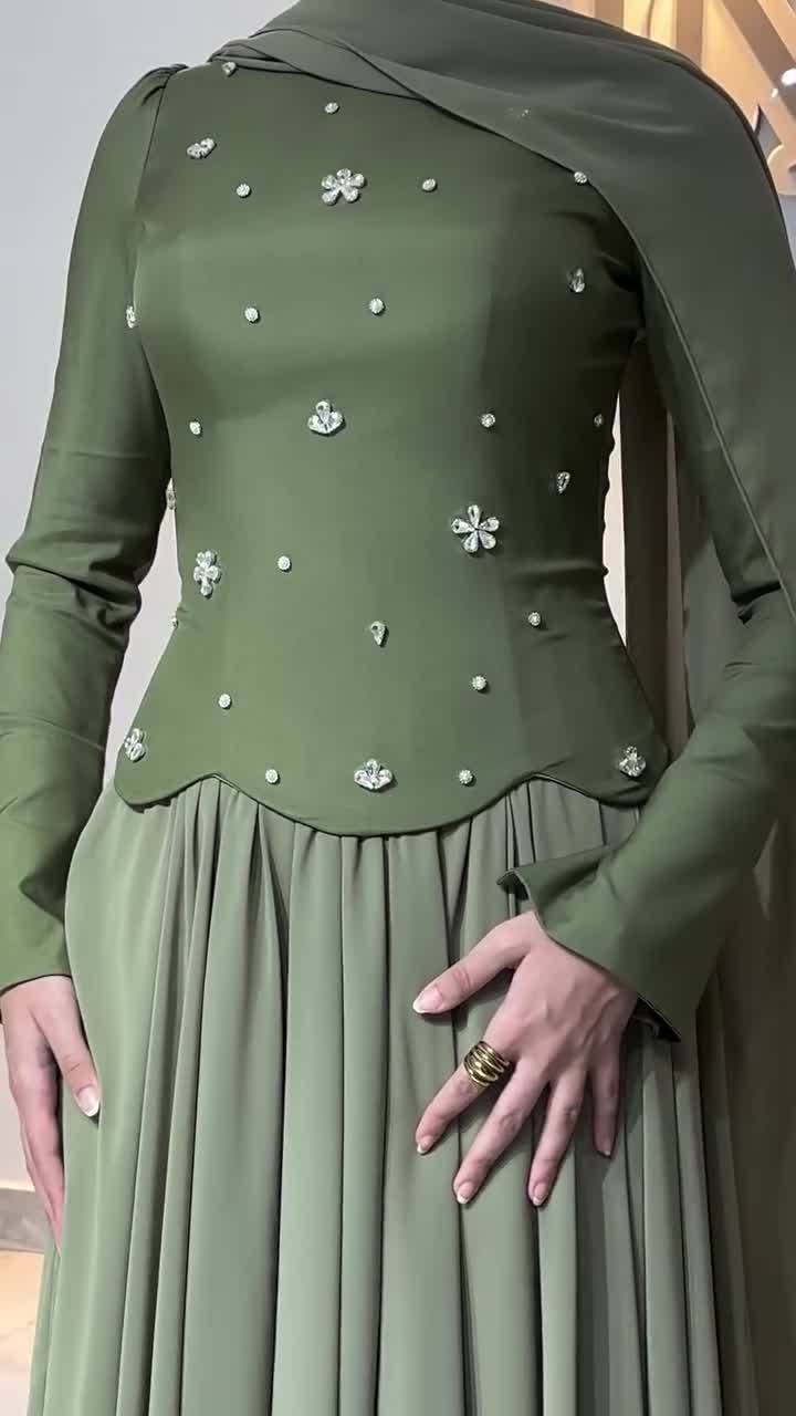 « Robe élégante à manches longues et coupe ajustée ornée de strass pour femme - Robe de soirée moulante extensible avec détails scintillants (Vert, S-XXL) »_voghion.com