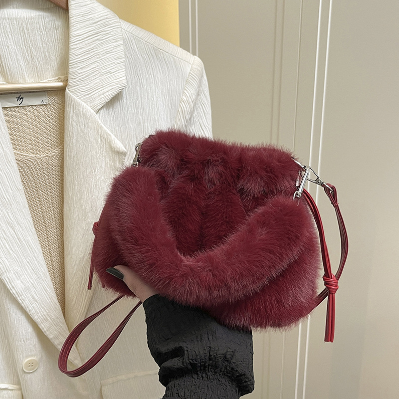 Otoño y invierno explosivo bolso peludo para mujeres 2026 nuevo bolso de mochila versátil súper caliente nicho bolso peludo bolso de cubo