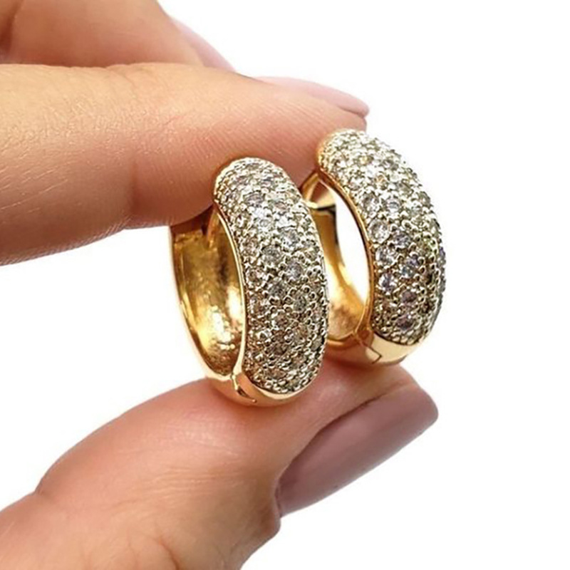 Cao Shi, stilīga slavenība ar tādiem pašiem izsmalcinātiem franču stila auskariem, moderniem cilpveida auskariem_voghion.com