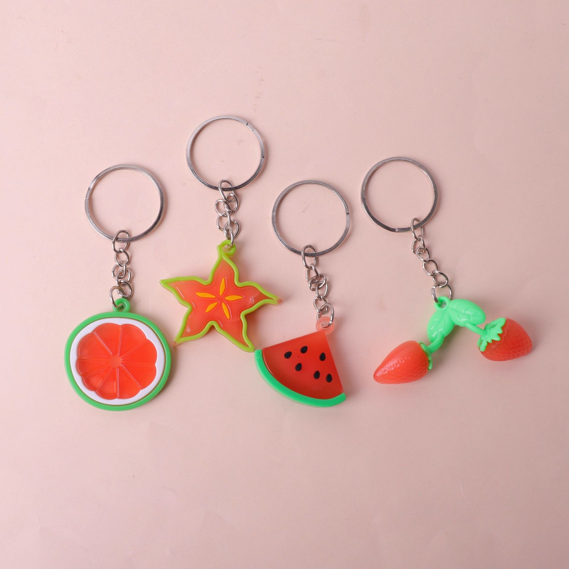 Venta directa de fábrica llavero de fresa de fruta que cambia de color en caso de luz ultravioleta colgante de coche creativo bolso de estudiante colgante