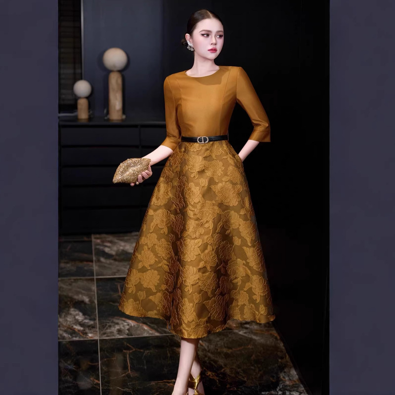 Elegant Golden Jacquard Dress with Three-Quarter Sleeves for Women, Mid-Length, Waist-Cinching, Slimming, Elegant Dress for Formal Occasions in Spring Elegant Golden Jacquard Dress with Three-Quarter Sleeves for Women, Mid-Length, Waist-Cinching, Slimming, Elegant Dress for Formal Occasions in Spring