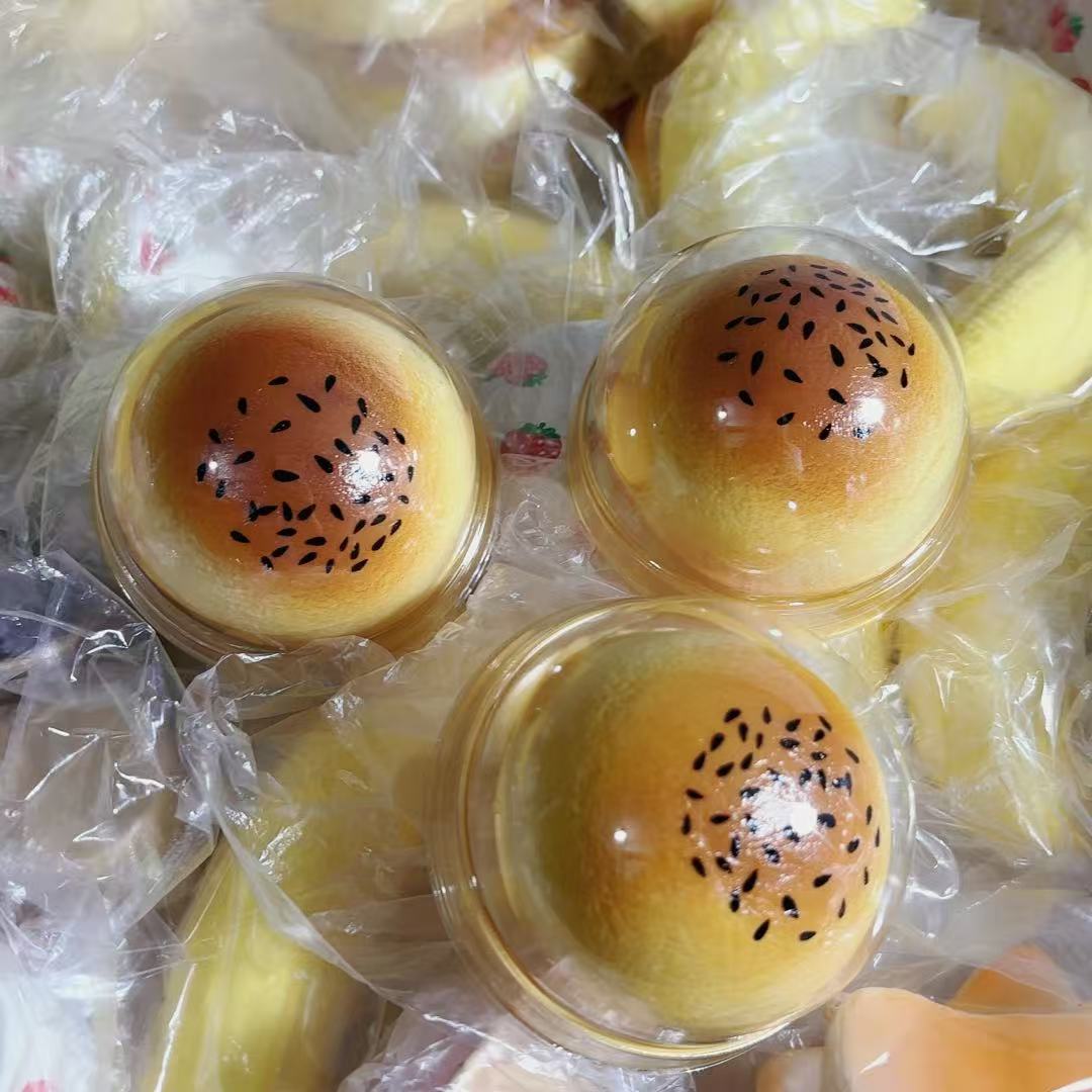 부드러운 계란 노른자 페이스트리 1개가 천천히 반발합니다.