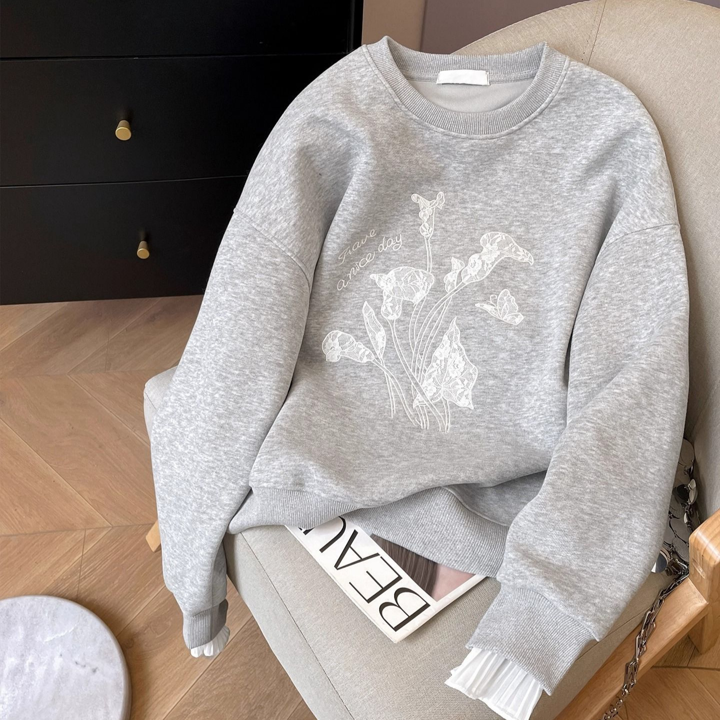 Gray Sweatshirt for Women 2025 Autumn and Winter New Casual Loose Splicing Lace Embroidered Embroidery Design Age-Reducing Top