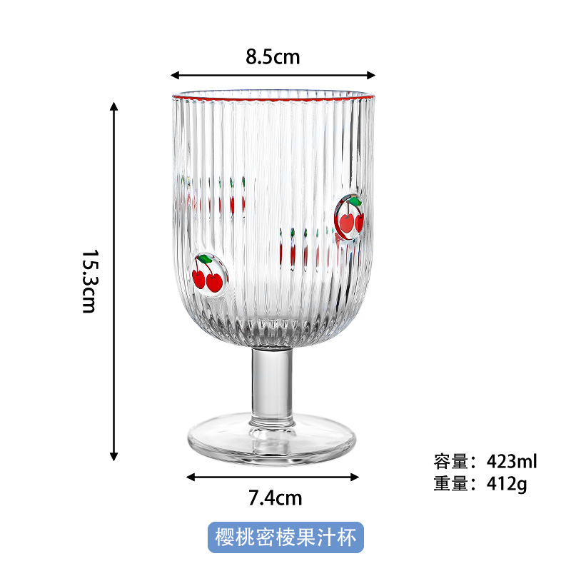 Copa de jugo de cereza con bordes densos