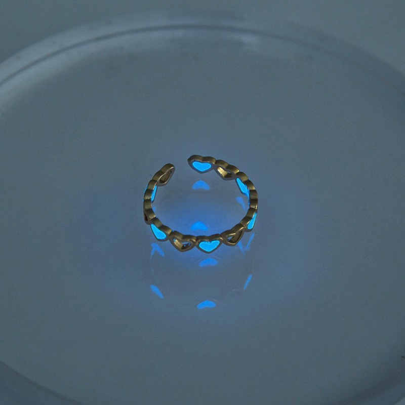 Feeling bored? Try wearing a glowing star! Creative glow-in-the-dark five-pointed star ring.