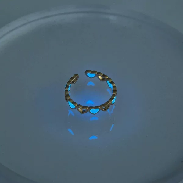 When you're bored, wear a glowing star to play with! Creative luminous pentagram, new luminous ring