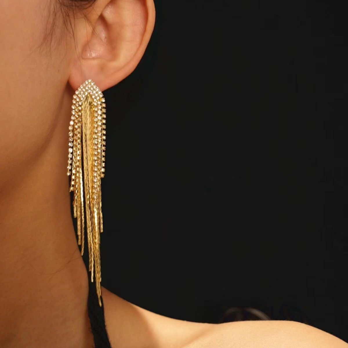 Retro elegant golden earrings with tassels