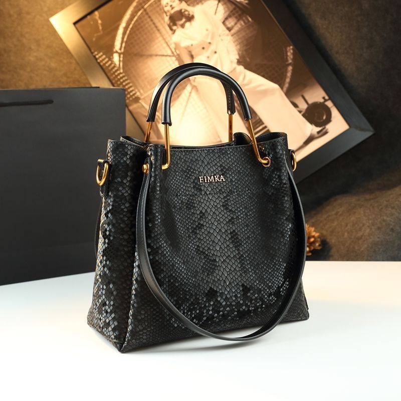2025 New Fashion Snake Pattern Versatile Women's Bag Niche Design Fashion Commuter Light Luxury Handbag High-End Feel