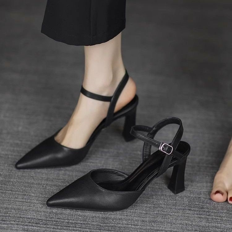 Zapatos de tacón alto francés para mujer sandalias de Baotou de tacón grueso 2025 verano nuevo estilo puntiagudo negro tamaño pequeño tacón medio trasero solo zapatos vacíos