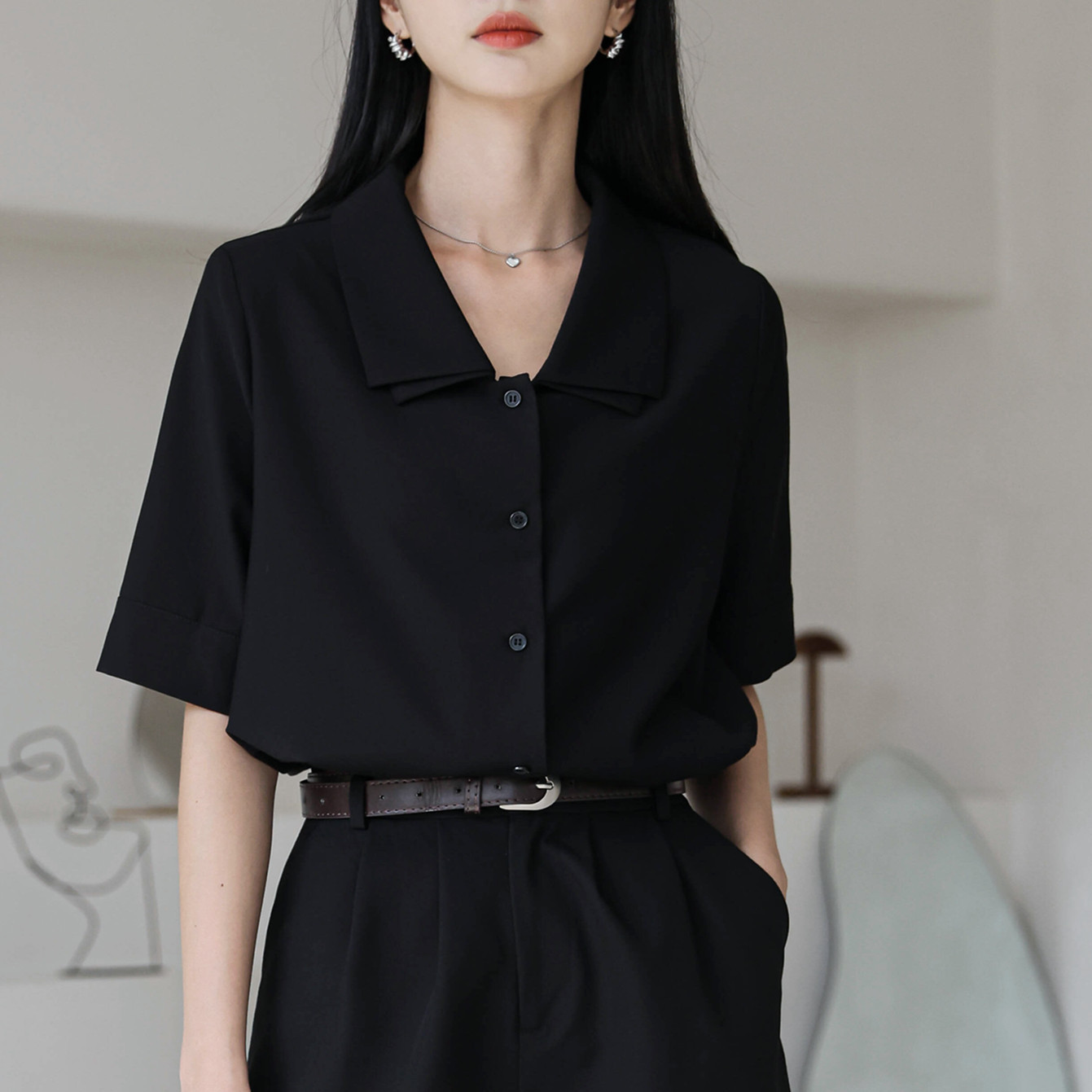 여름 새로운 콜드 스타일 블랙 더블 라펠 반팔 셔츠 여성용 한국 스타일 우아한 작은 디자인 셔츠