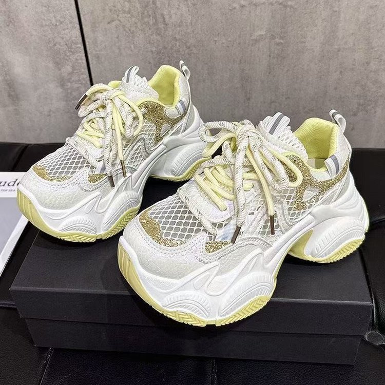 Zapatos de suela gruesa para padres y mujeres en 2026 nuevos zapatos de deporte casuales de malla transpirables pequeños zapatos blancos de altura