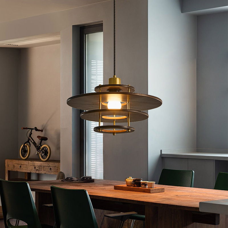 Platillo volador de madera maciza estilo medieval color nuez retro bar mesa de comedor hotel de alojamiento residencial sala de té lámparas candelarias