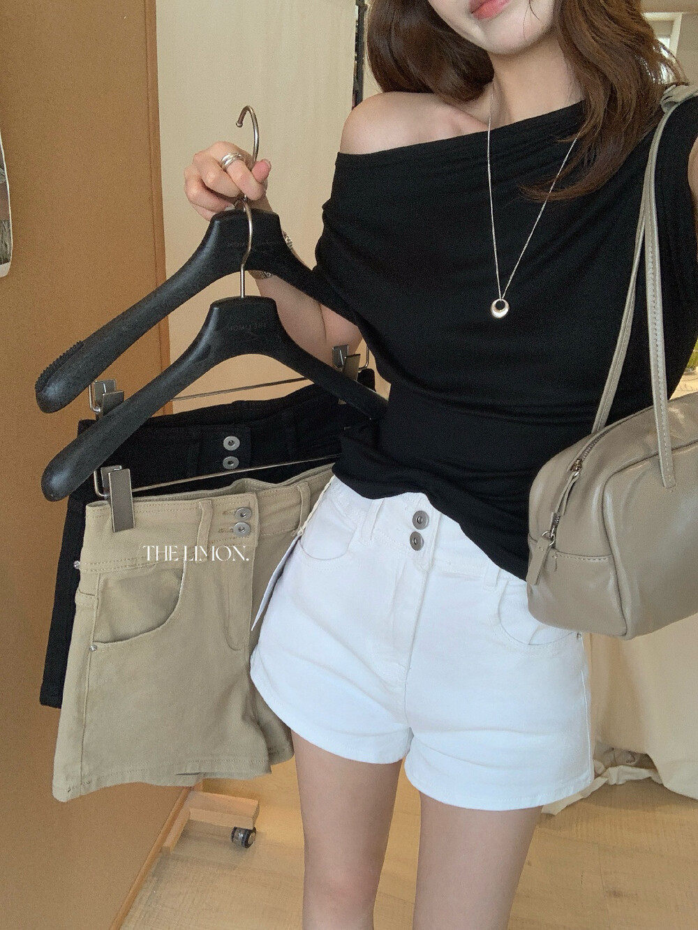 Quần short jean nữ lưng cao thiết kế hai khuy, dáng ôm gọn, phối màu cơ bản — màu đen, trắng ngà, màu kaki chi tiết 17