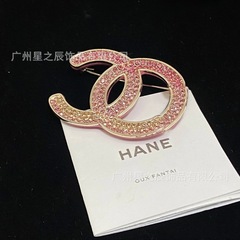 女性用の香りのよいダブルCグラデーションピンクブローチの実物写真、小さな香りのよいピンクダイヤモンドハート型ピン装飾女性卸売