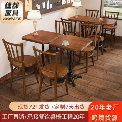 喫茶店のミルクティー店のアメリカのレトロな木の角のテーブルと椅子の組み合わせの甘い店のレストランの清吧の業務の食卓