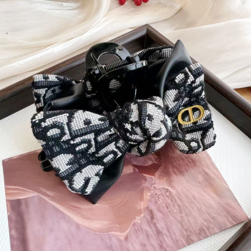 アルファベットの蝶結びのカチューシャは顔の小さいカチューシャを見せます。