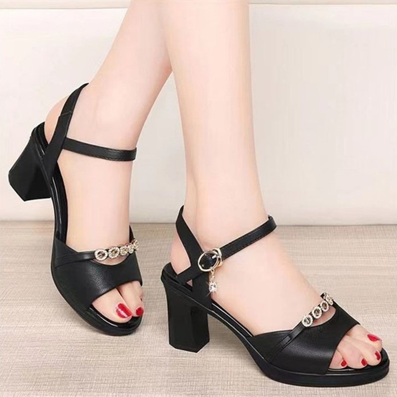 Sandalias de tacón alto de cuero suave para mujer en verano 2025 nuevo estilo de todo fósforo diamantes de imitación de tacón medio hebilla de una palabra zapatos de trabajo de tacón grueso