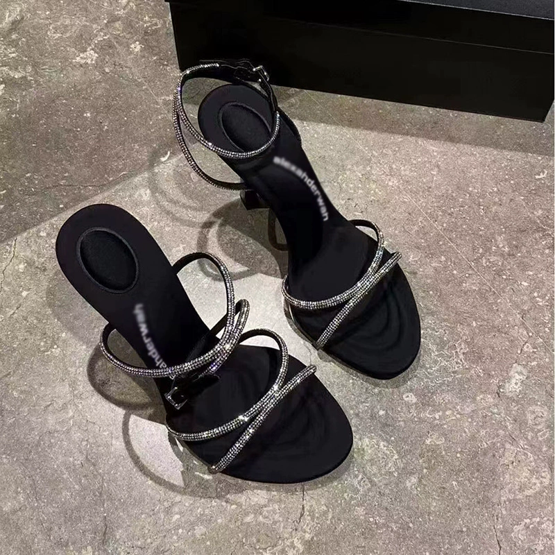 Fuchsia sexy universal sandals with a strap, (Physicals)