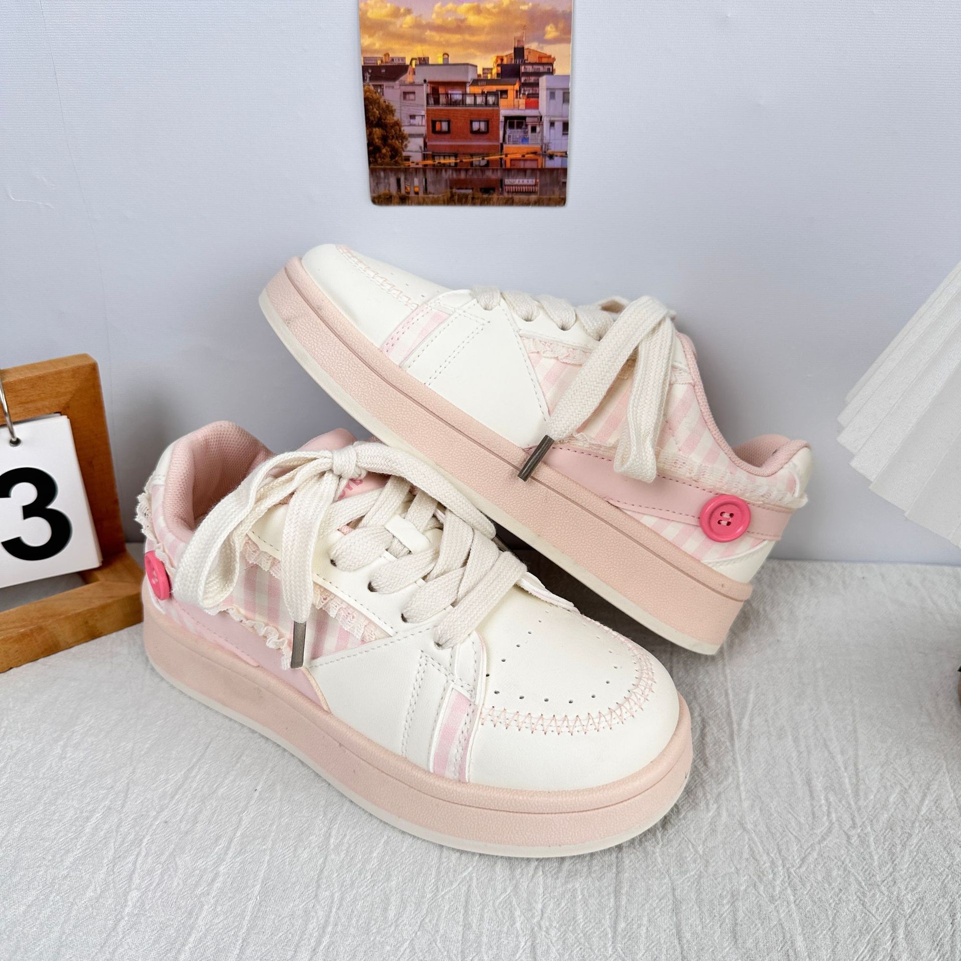 Yuanbo primavera y verano suela gruesa zapatos blancos para mujer 2025 nuevas zapatillas de deporte de dopamina zapatos de pan de nicho de todo fósforo