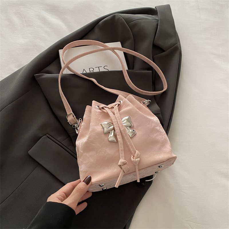 Drawstring fashion bow shoulder mochila 2024 otoño y invierno nuevo estilo versátil bolsas casuales bolsas de cubo para mujeres