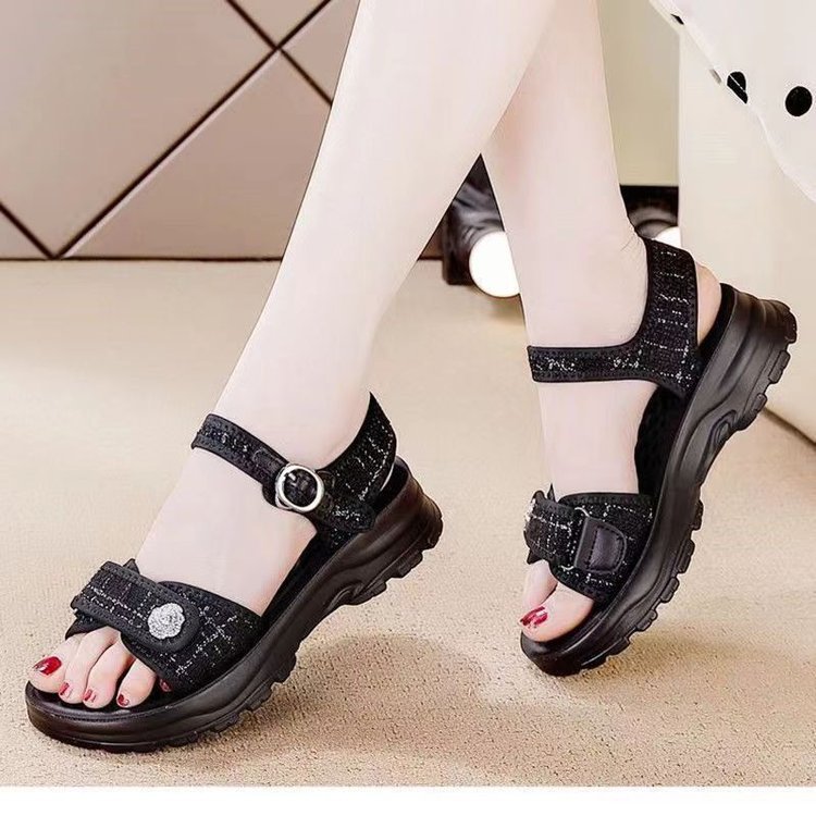 Zapatillas frías de fondo grueso para mujeres 2024 verano nuevos zapatos de playa muffin rojo red de fondo grueso para aumentar la altura de las zapatillas para mujeres