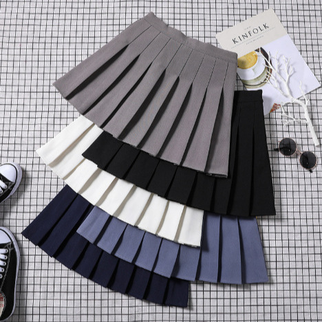 Colored leather base pleated skirt