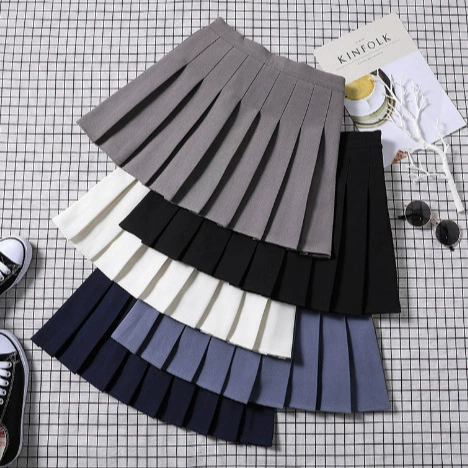 Colored base pleated skirt, black mini-skirt