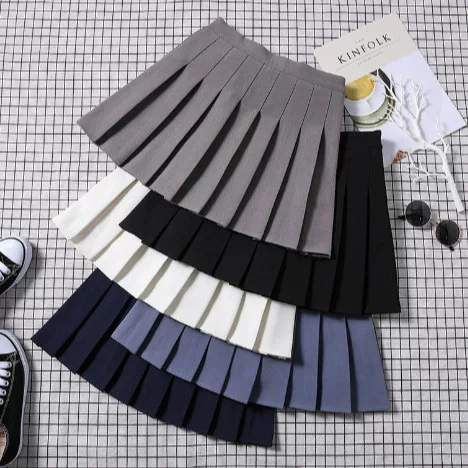 Colored base pleated skirt, black mini-skirt