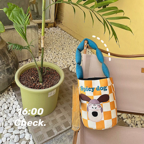 Korean-style cute illustrated puppy bucket bag, handheld canvas tote, trendy Instagram-inspired mom bag, and the new cylindrical lunch box pouch.