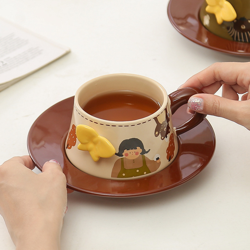 レトロ軽くて豪華な陶磁器のコーヒーカップのセットの高級感があります。|undefined