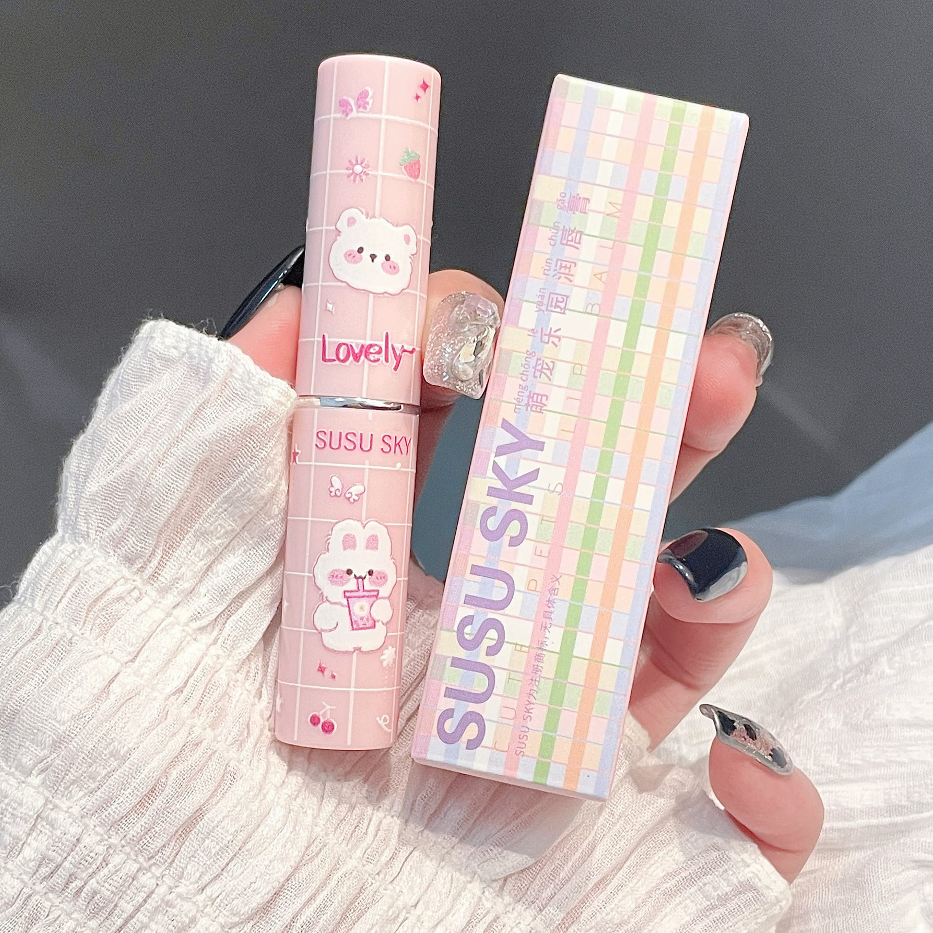 SUSU SKY Pet Paradise's colored lip balm repairs, moisturizes and brightening the complexion. The sweet and chubby lips are affordable for girls Item Picture
