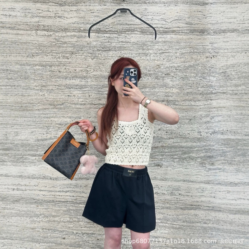 26 New Style Arc De Triomphe Leather Label Casual Shorts Made of Wool with Elastic Waist, Relaxed and Versatile Black Shorts 26 New Style Arc De Triomphe Leather Label Casual Shorts Made of Wool with Elastic Waist, Relaxed and Versatile Black Shorts