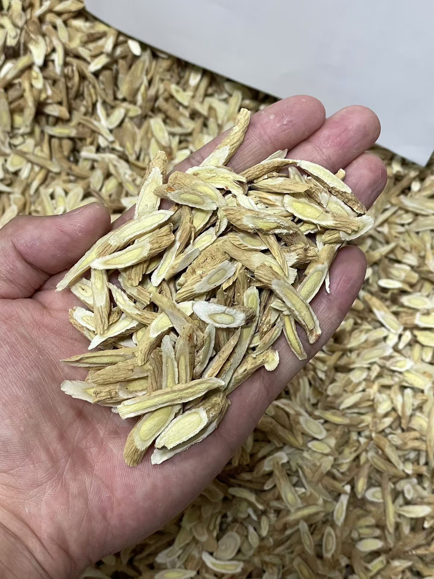 Dried Astragalus Root Slices Huang Qi 500g Natural Sun Dried Northern Bei Qi for Herbal Soups and Teas key features