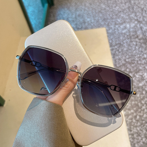 Internet celebrity fashion thick edge flash diamond beige sunglasses  new women's advanced anti-UV polarized sunglasses