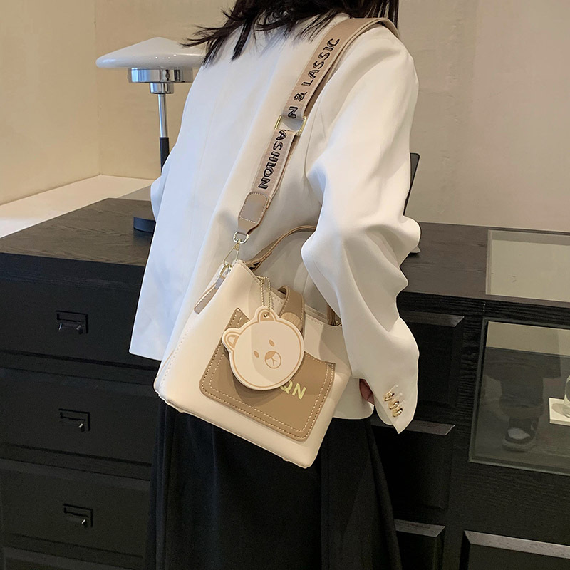 Diseño de nicho bolso a juego para mujeres 2023 nuevo popular bolsa de cubo bolsa de mensajero portátil de celebridades en línea de alta calidad