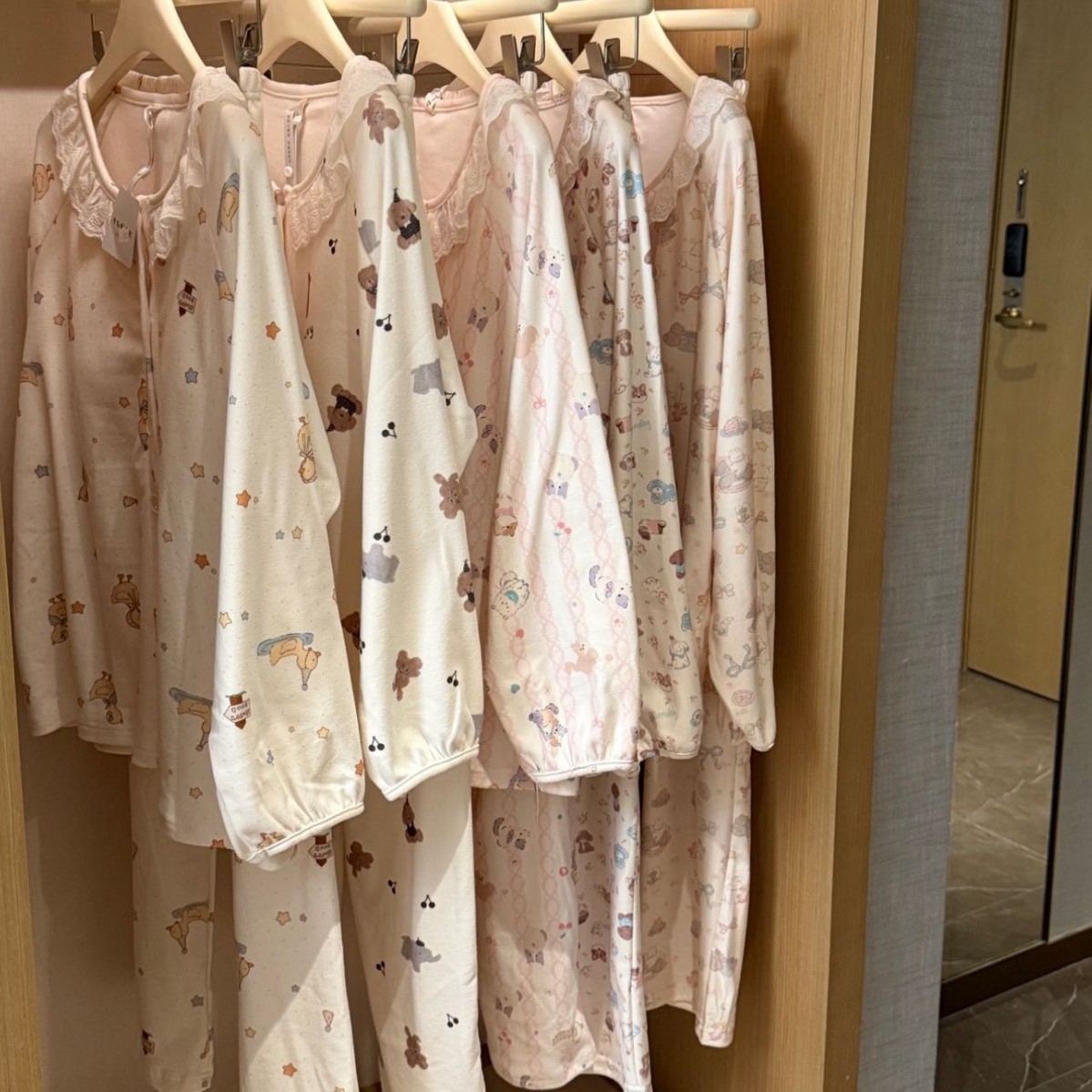 KXM公主蕾丝德绒家居服女秋冬新款自带胸垫甜美卡通圆领睡衣套装