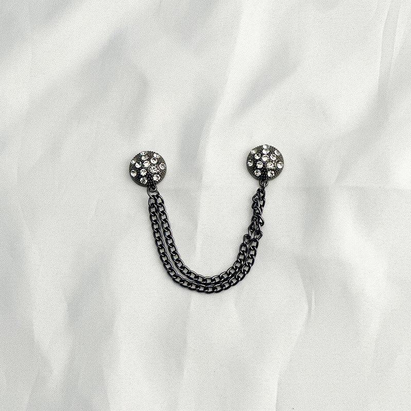 チェーンの磁気はズボンの足を引きずることを防ぎます。金属の磁気は袖口を固定します。