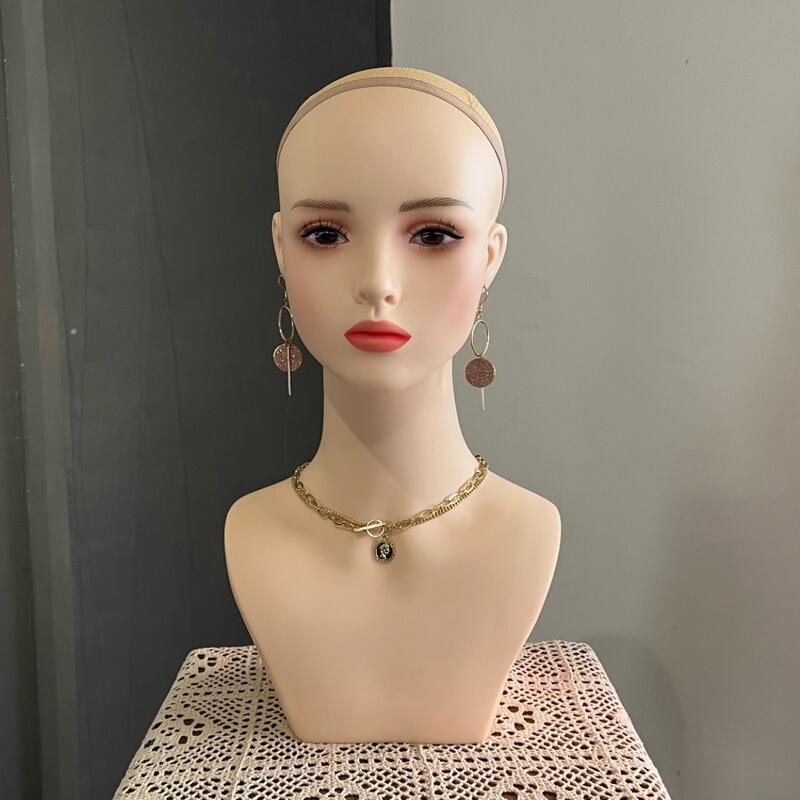 新作アニメの頭のモデルcosのかつらのモデルのイヤリングのアクセサリーの帽子はかつらの店の高い顔の値のシミュレーション人を展示します。|undefined