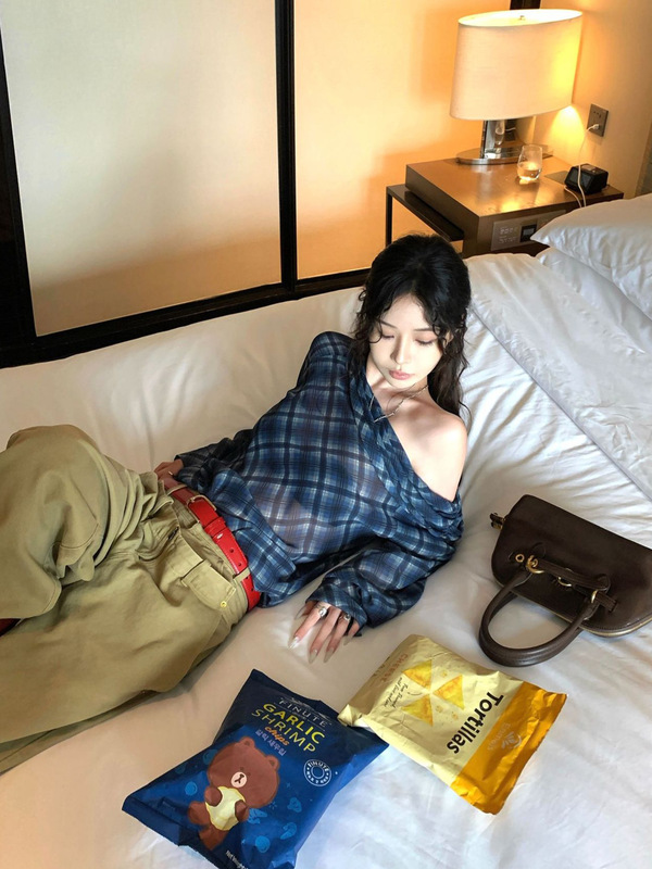 格纹微透斜肩设计感衬衫女秋季2025新款时尚一字领褶皱宽松上衣潮|undefined