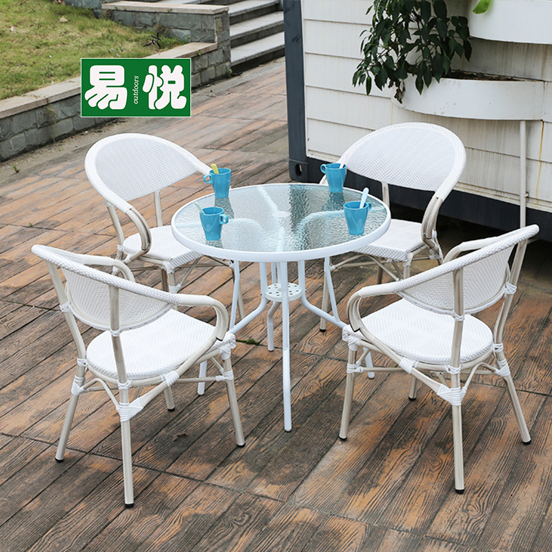 Tienda de té con leche Mesas y sillas al aire libre Sillas de mimbre de ocio de patio Juego de tres y cinco piezas Mesas y sillas exteriores de café Protector solar impermeable blanco