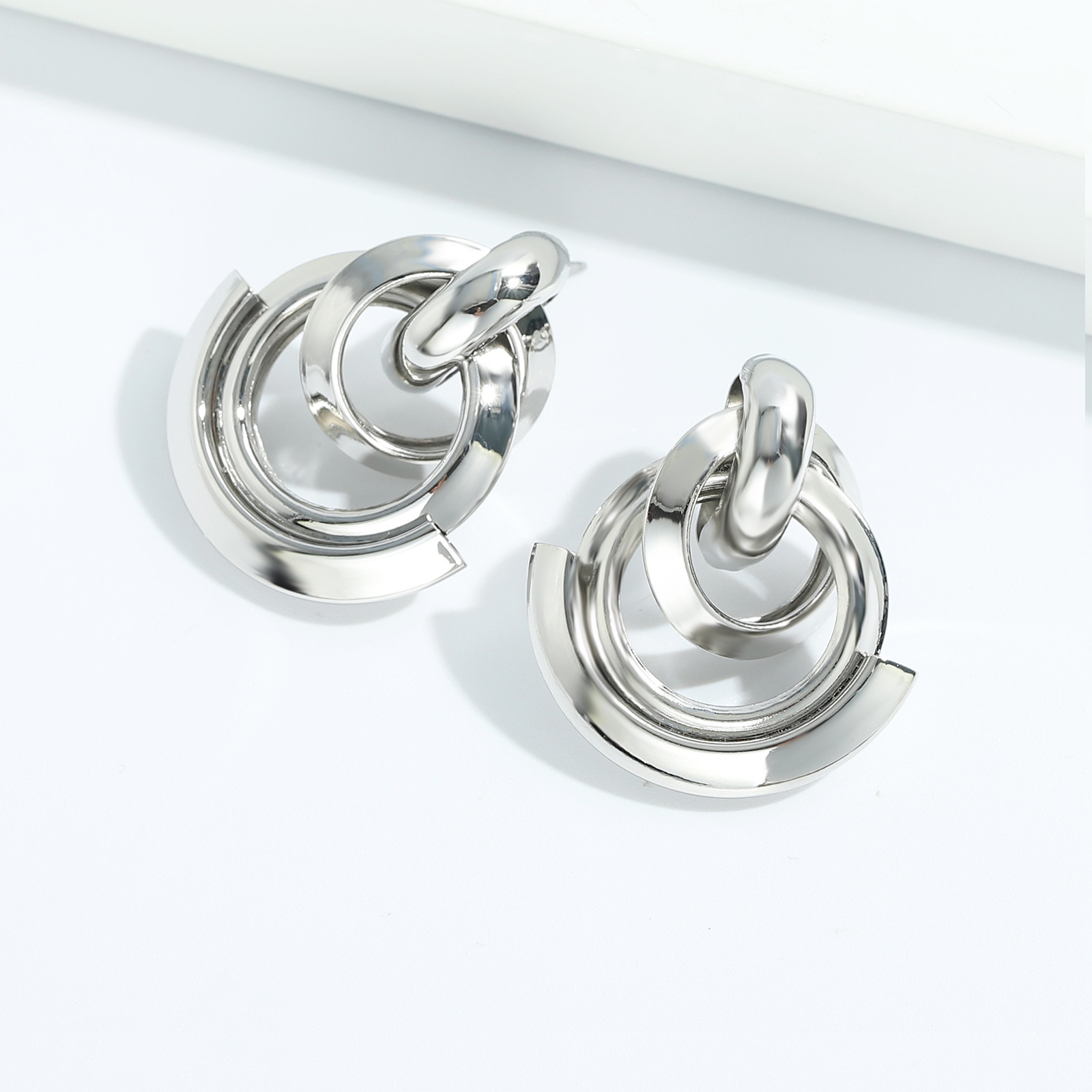 Boucles D&#39;oreilles Entrelacées De Cercle D&#39;argent Galvanoplastie De Mode display picture 3