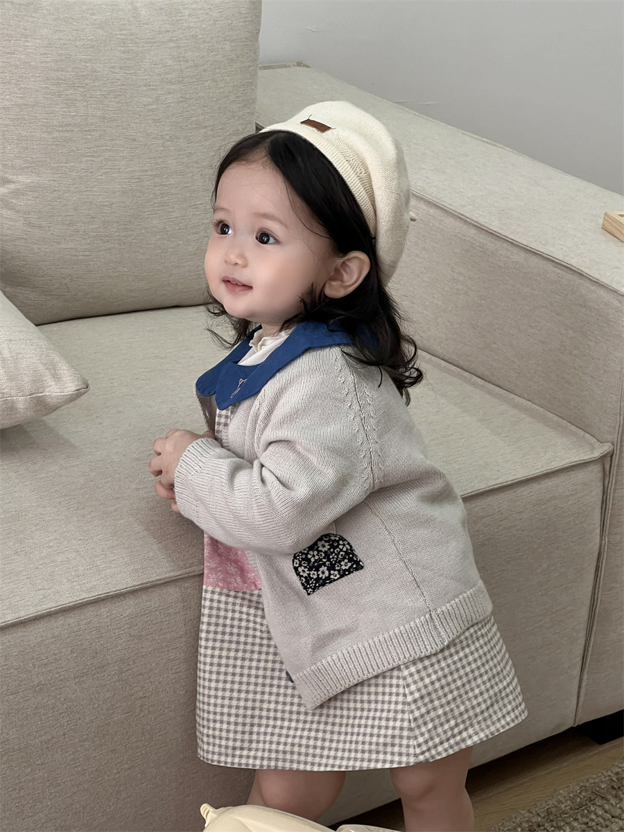 2026 ropa de primavera infantil nueva ropa de bebé femenina ropa infantil coreana vestido a cuadros set cardigan de punto image 4