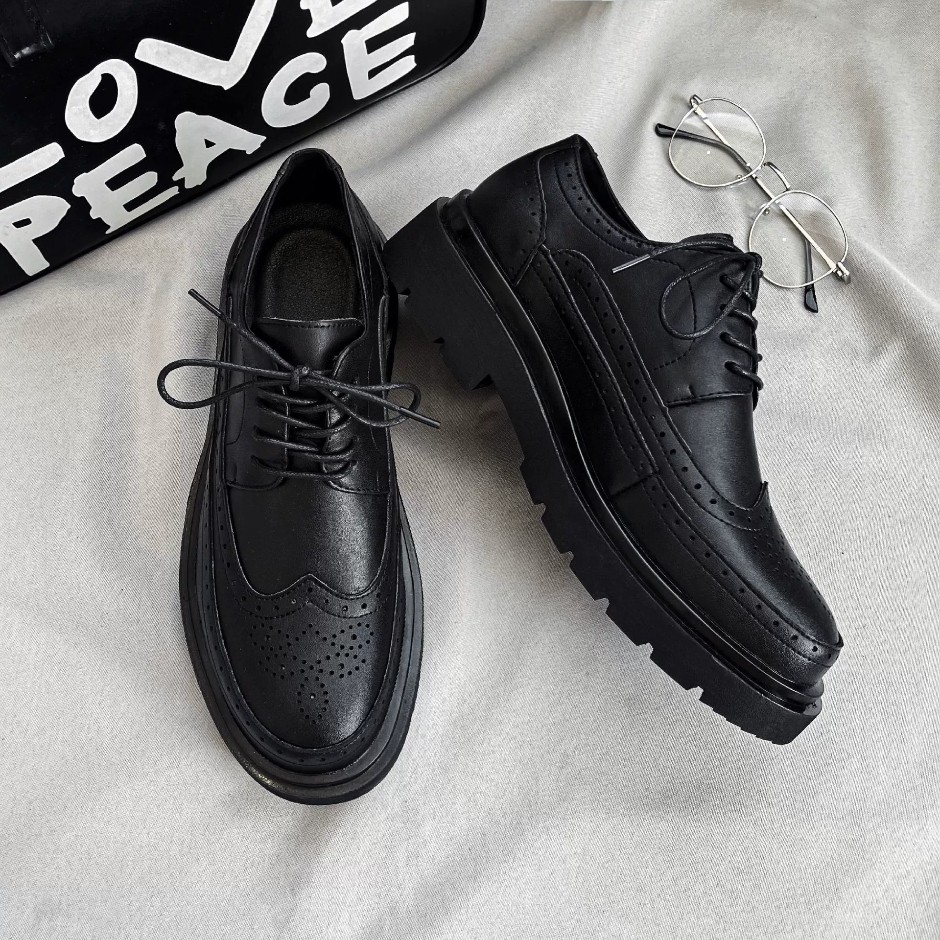 Мужская кожаная обувь, кожаные официальные туфли, черные Джокеры, Повседневная Деловая Корейская трендовая Мужская обувь с резьбой в английском стиле