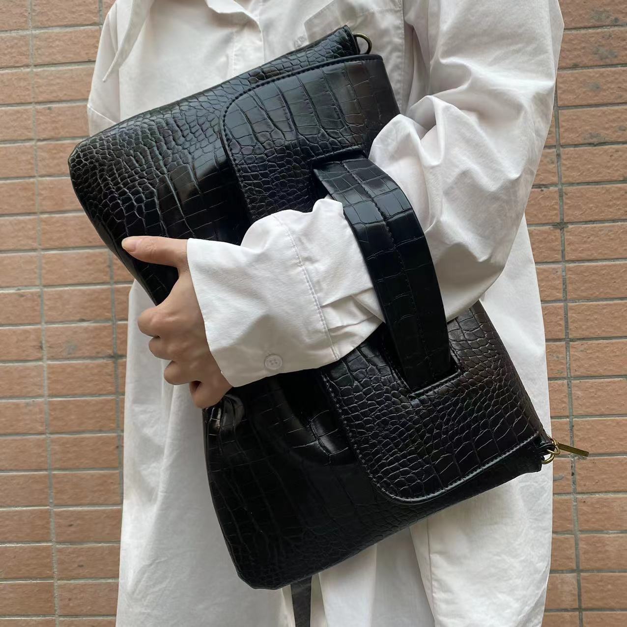 337g Weight Polyester Lining Material Flip Cover Closure Type Single Shoulder Strap Strap Type Envelope Bag Bags Type Casual, Daily, Shopping Occasion Pu Leather Material Solid Color Pattern All Seasons Season Women's Gender Elegant, Streetwear Style Square Shape Large Size Women's Large Pu Leather Solid Color Elegant Streetwear Square Flip Cover Envelope Bag 7