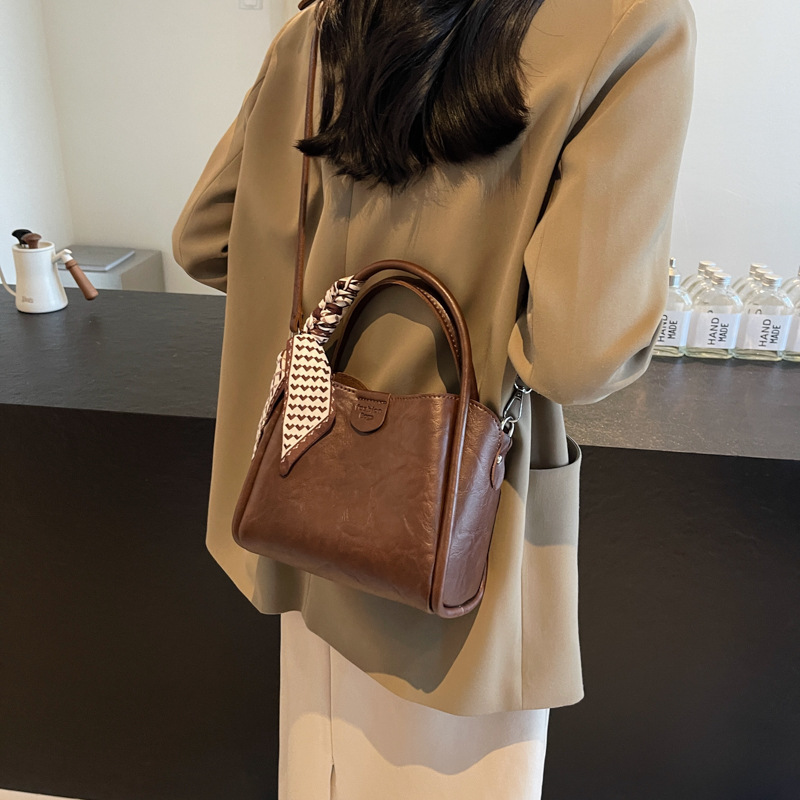 Cestas de verduras portátiles de moda simple 2024 nueva bolsa de mujer estilo extranjero versátil bolso de cubo de alta calidad nicho mochila