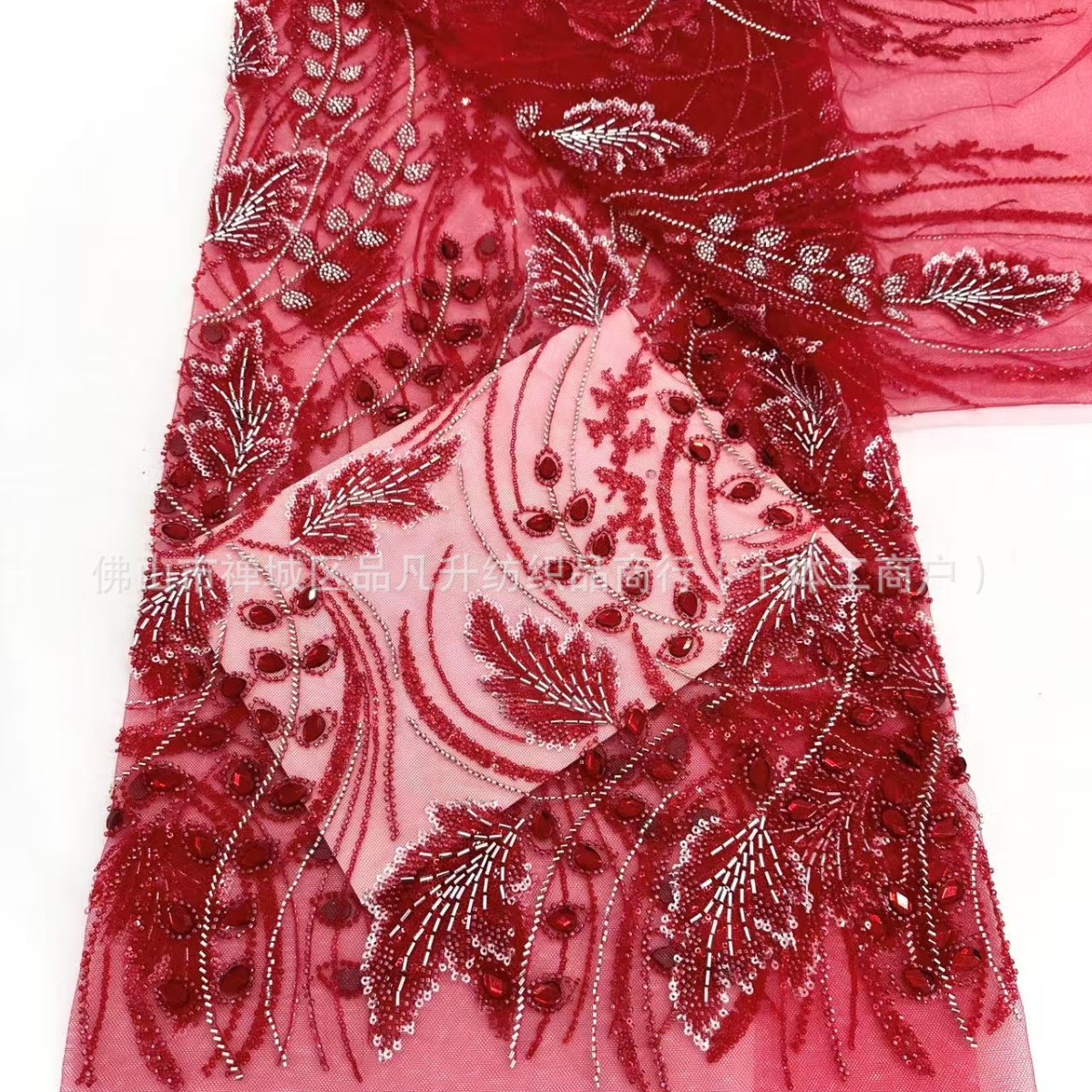 Tejido de encaje bordado de perlas de perlas de perlas de contraposición pesada vestido de boda de moda de la princesa famosa cena de tela
