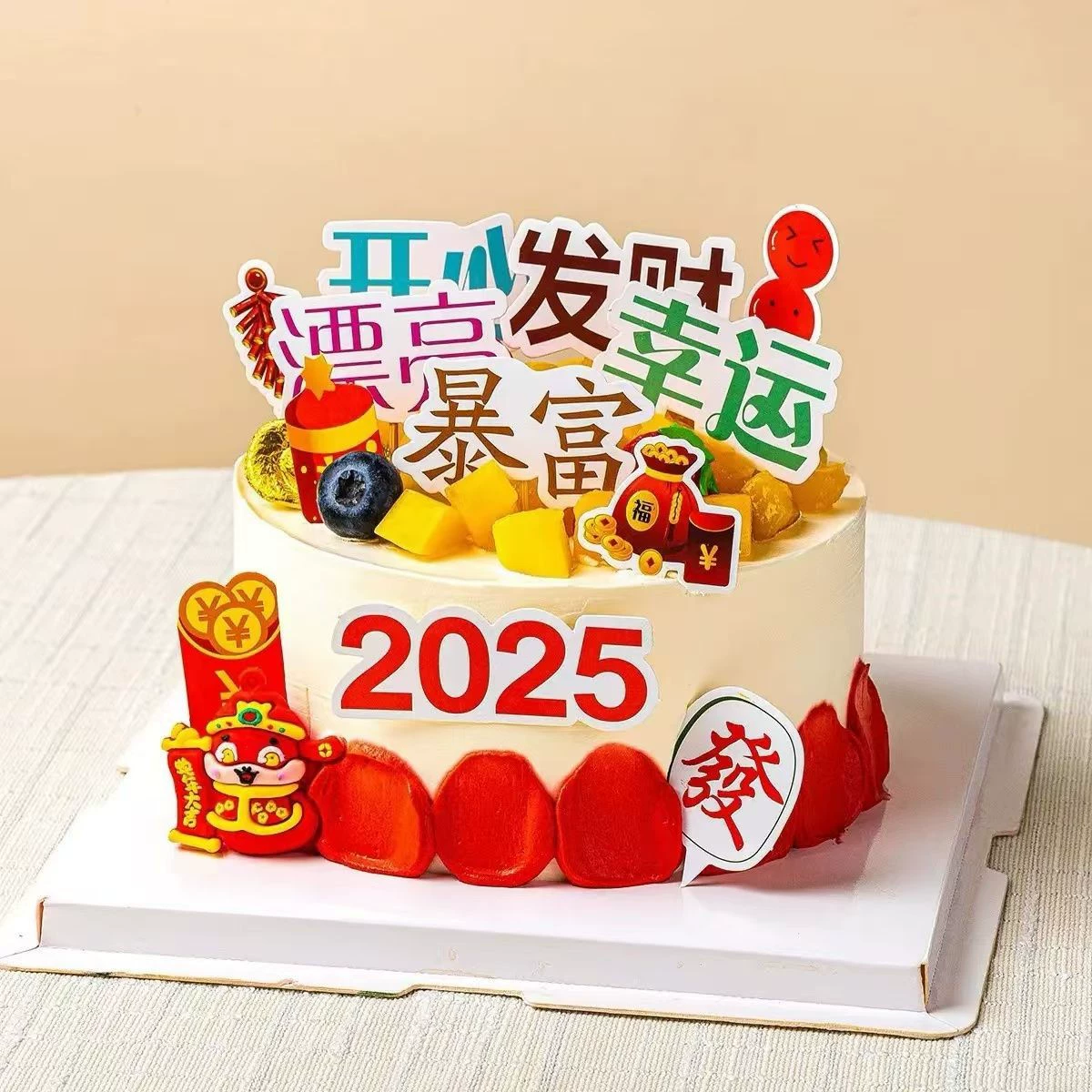 2025 Новый год торт украшает острые карты, чтобы разбогатеть