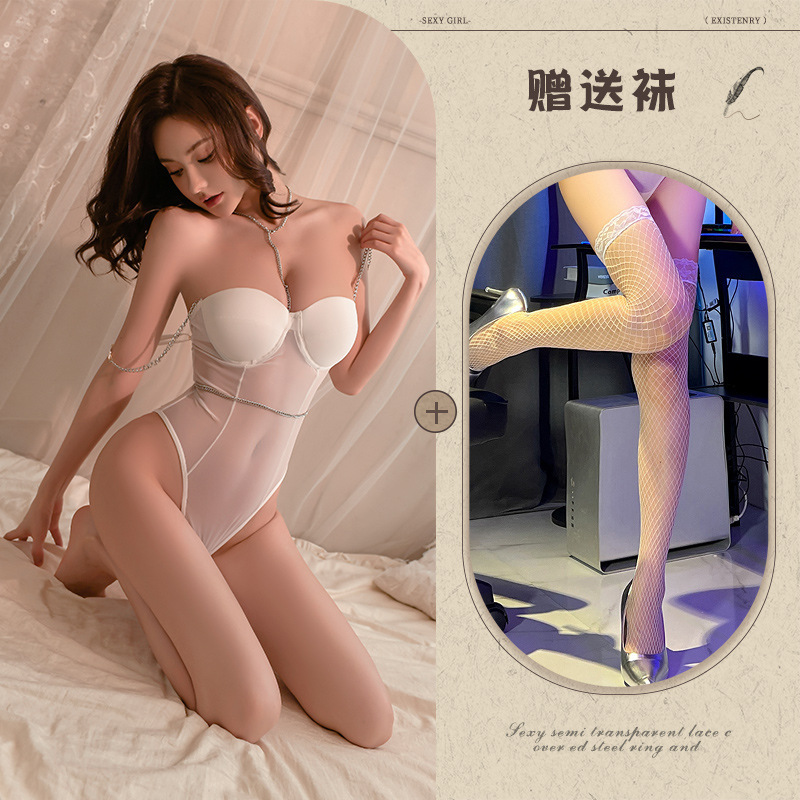 흰색 점프수트 + 흰색 망사스타킹