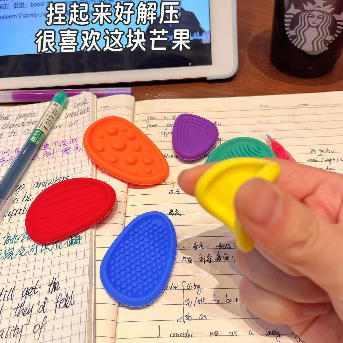跨境新品儿童戏水解压感官石 硅胶解压玩具忧虑石纹理担忧石玩具